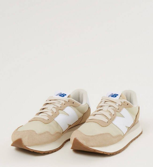 New Balance 237 sneaker met leren en suède details