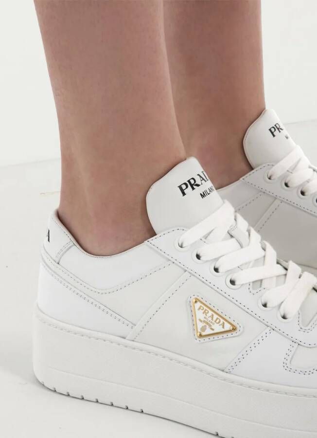 Prada Downtown Bold sneaker van leer met plateauzool