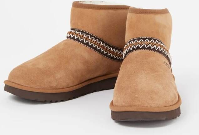 Ugg Classic Mini Crescent enkellaarsje van suède