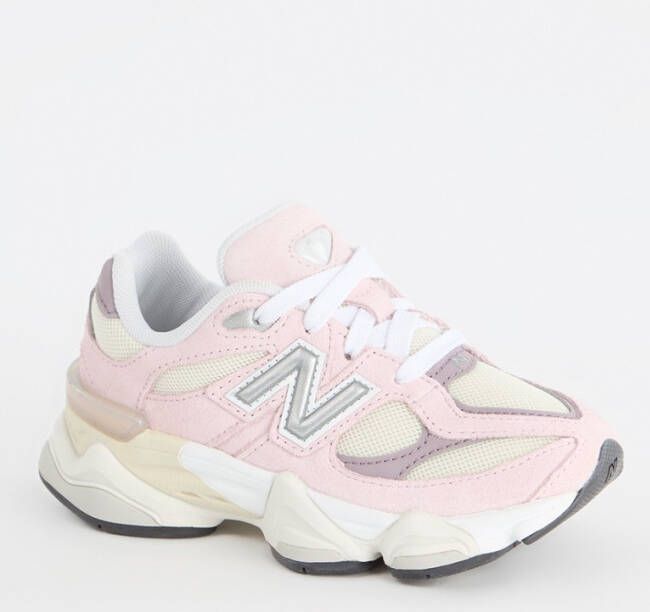 New Balance 9060 Lifestyle in lichtroze formaten: 38.5