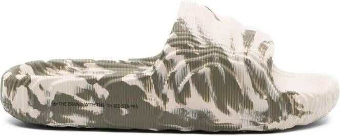 adidas Adilette slippers met camouflageprint Groen