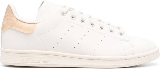 adidas Stan Smith Lux sneakers met geperforeerd logo Beige