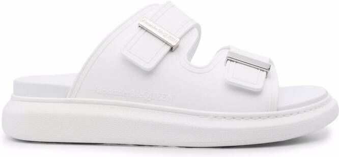 Alexander McQueen logo buckle detail sandals heren rubberrubberrubber 39 Wit