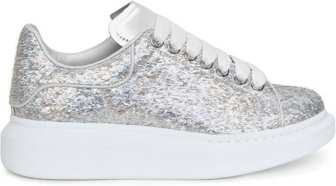 Alexander McQueen Sneakers met logo reliëf Metallic