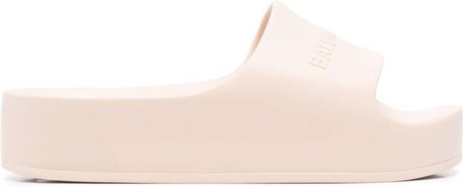 Balenciaga Chunky slippers met logo-reliëf Beige