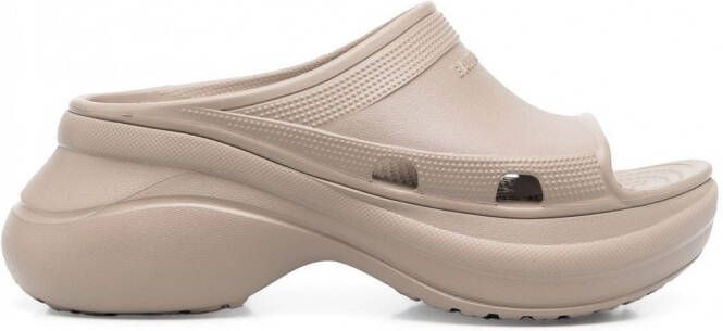 Balenciaga x Crocs™ badslippers met plateauzool Beige