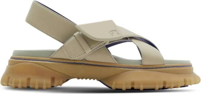 Burberry Leren sandalen met logo-reliëf Beige