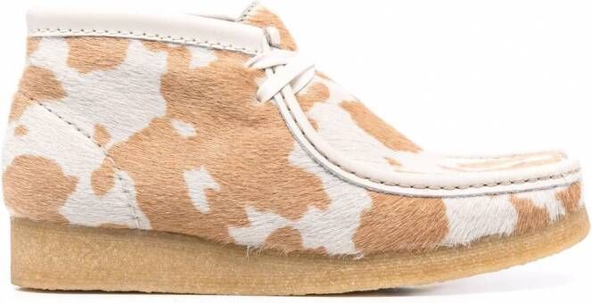 Clarks Originals Enkellaarzen met print Beige