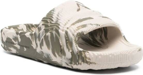 adidas Adilette slippers met camouflageprint Groen