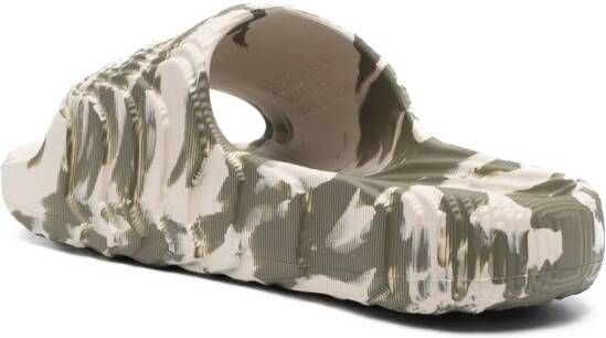 adidas Adilette slippers met camouflageprint Groen