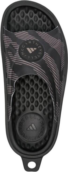 adidas by Stella McCartney Slippers met logo-reliëf Zwart
