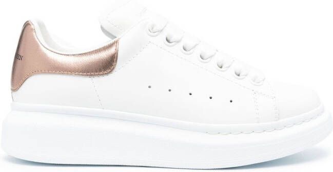 Alexander McQueen oversized leren sneakers in wit roségoud