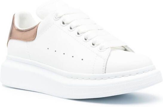 Alexander McQueen oversized leren sneakers in wit roségoud