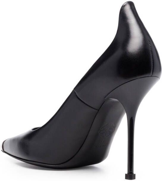 Alexander McQueen Pumps met metalen neus Zwart