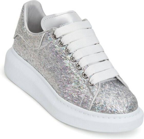 Alexander McQueen Sneakers met logo reliëf Metallic