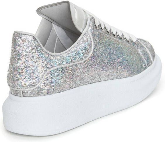 Alexander McQueen Sneakers met logo reliëf Metallic