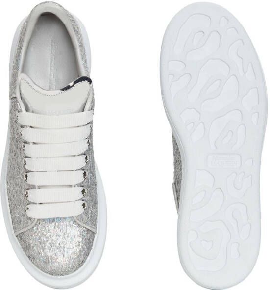 Alexander McQueen Sneakers met logo reliëf Metallic