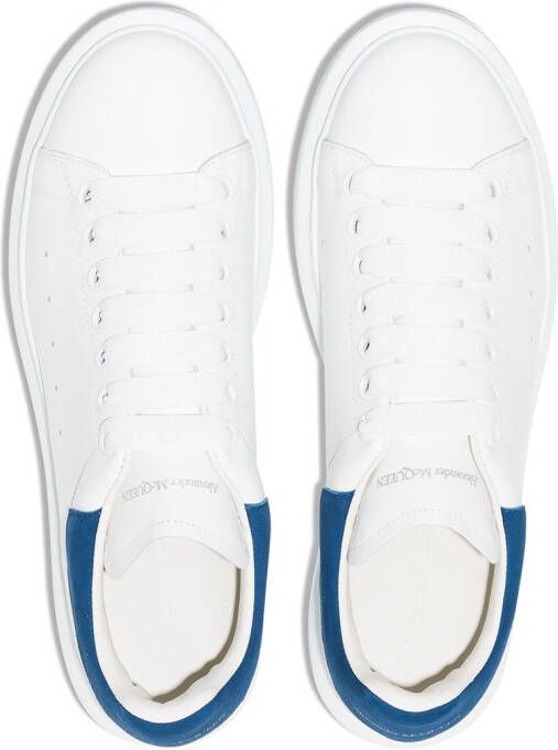 Alexander McQueen Witte sneakers met chunky blauw lipje