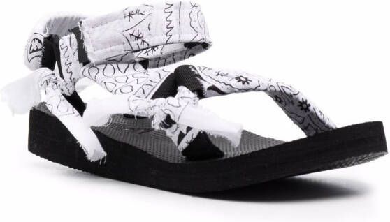 Arizona Love Trekky sandalen met bandanaprint Wit