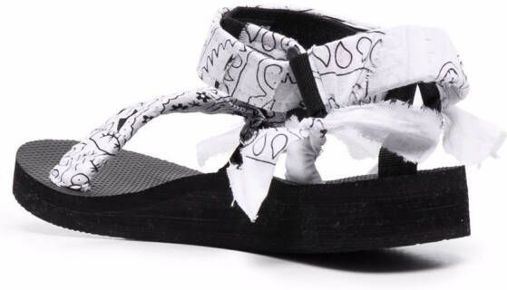 Arizona Love Trekky sandalen met bandanaprint Wit