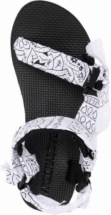 Arizona Love Trekky sandalen met bandanaprint Wit