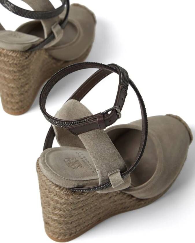 Brunello Cucinelli Suède sandalen met monili kralen en sleehak Beige