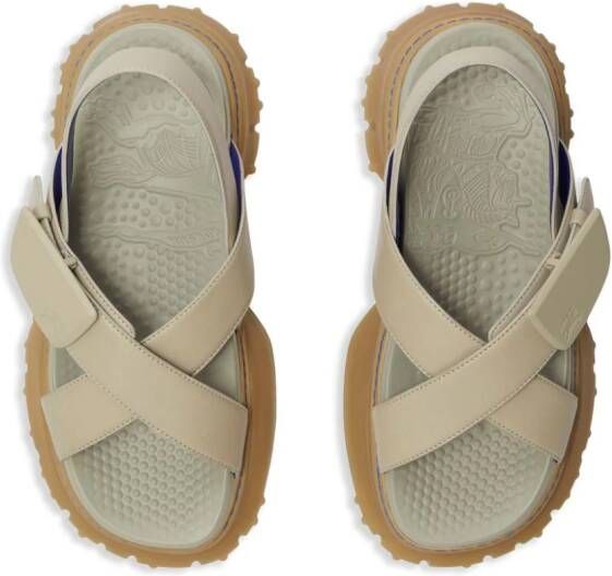 Burberry Leren sandalen met logo-reliëf Beige