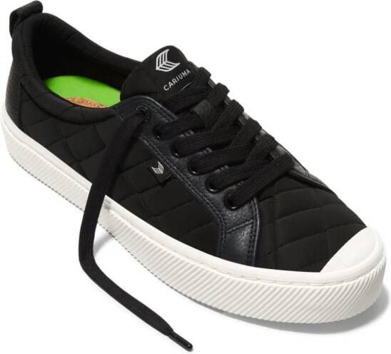 Cariuma Oca Low gewatteerde sneakers Zwart