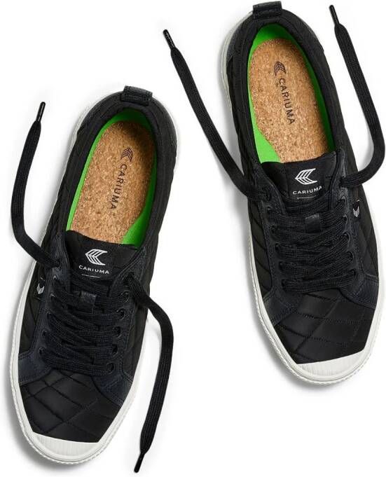 Cariuma Oca Low gewatteerde sneakers Zwart