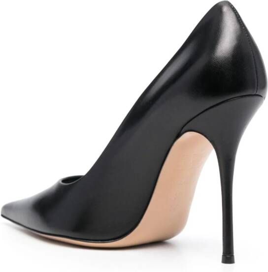 Casadei Pumps met puntige neus Zwart