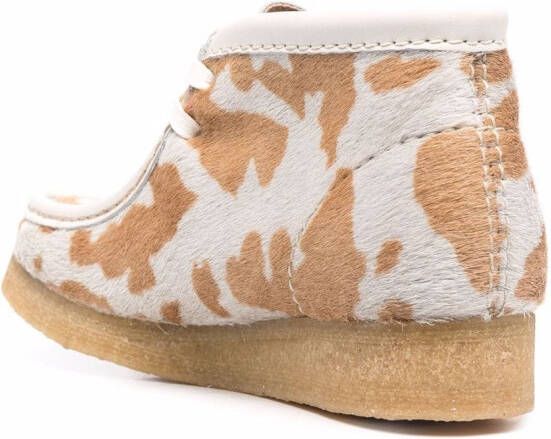 Clarks Originals Enkellaarzen met print Beige