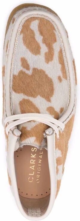 Clarks Originals Enkellaarzen met print Beige