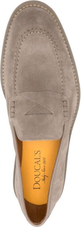 Doucal's Suède loafers met ronde neus Beige