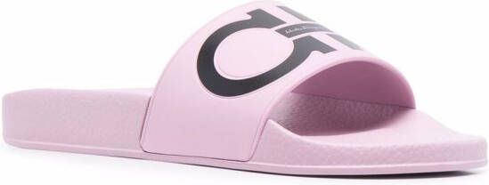 Ferragamo Gancini badslippers met print Roze