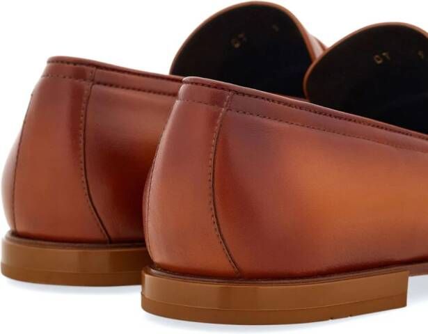 Ferragamo Gancini leren mocassin loafers met bedel Bruin