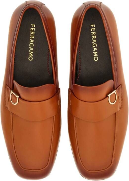 Ferragamo Gancini leren mocassin loafers met bedel Bruin