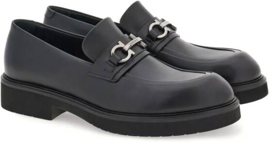 Ferragamo Gancini leren mocassin loafers met bedel Zwart