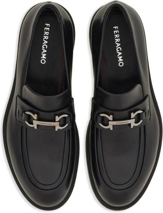 Ferragamo Gancini leren mocassin loafers met bedel Zwart