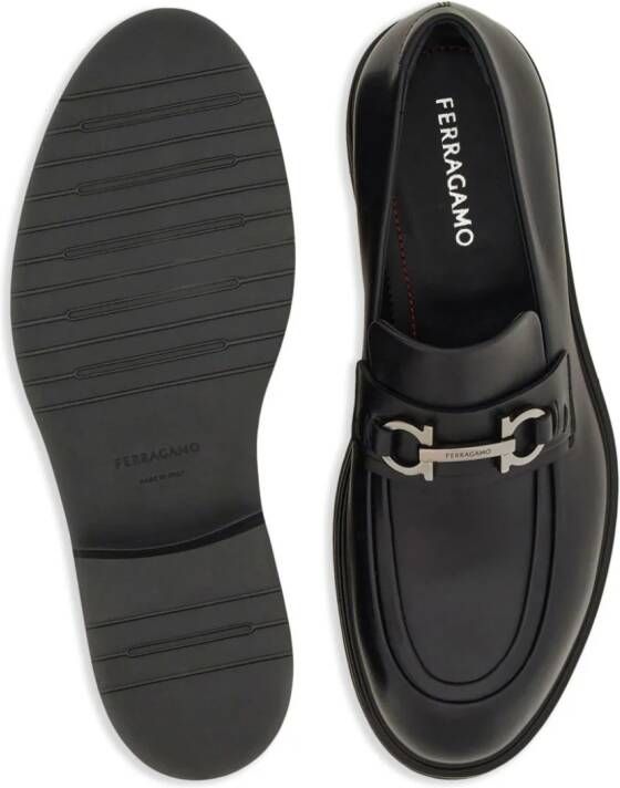 Ferragamo Gancini leren mocassin loafers met bedel Zwart