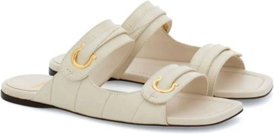 Ferragamo Leren slippers Beige