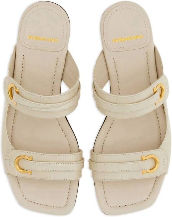 Ferragamo Leren slippers Beige