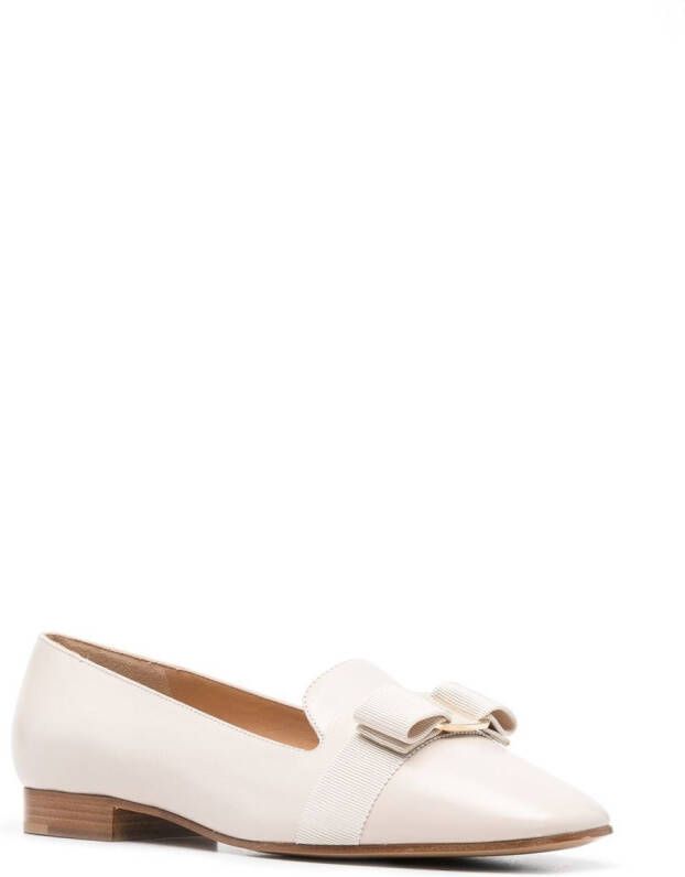 Ferragamo Loafers verfraaid met strik Beige