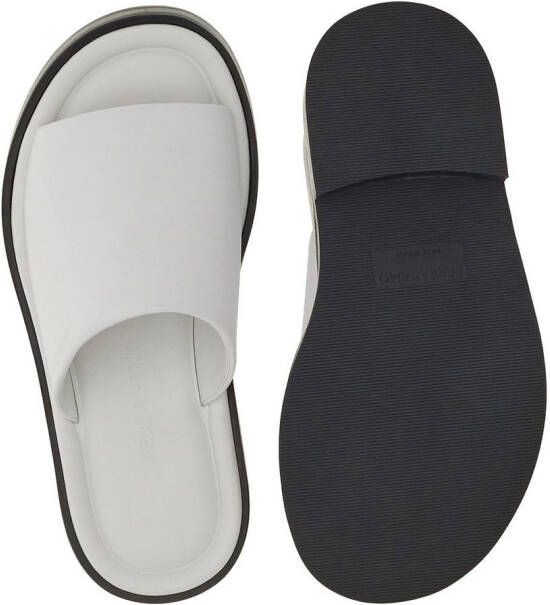 Ferragamo Slippers met open neus Wit