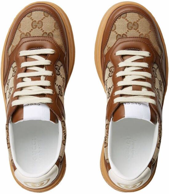 Gucci Sneakers met logo-reliëf Bruin