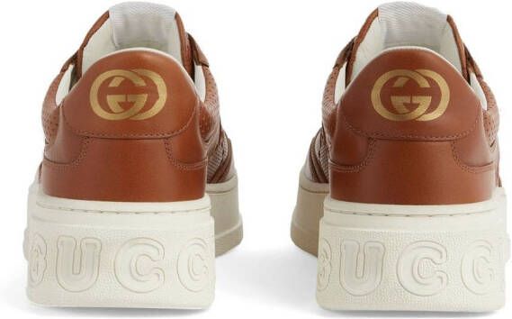 Gucci Sneakers met logo-reliëf Bruin