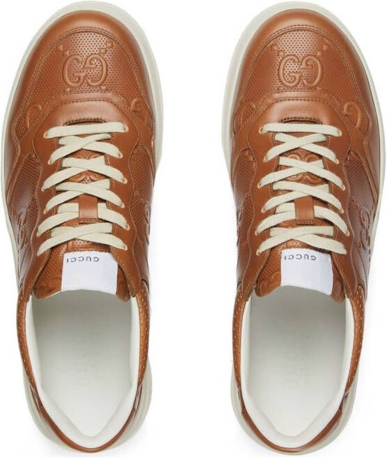 Gucci Sneakers met logo-reliëf Bruin