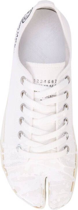 Maison Margiela Tabi sneakers met verfspatten Wit