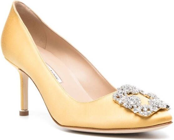 Manolo Blahnik Hangisi pumps met kristallen gesp Geel