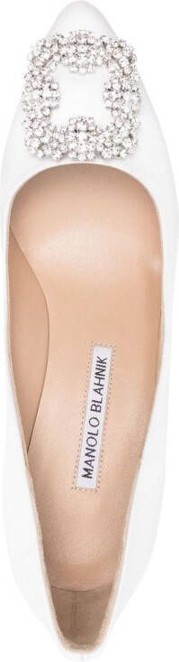 Manolo Blahnik Hangisi pumps met kristallen gesp Beige