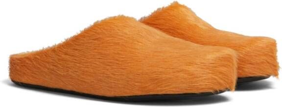 Marni Fussbett Sabot slippers met kalfshaar Oranje